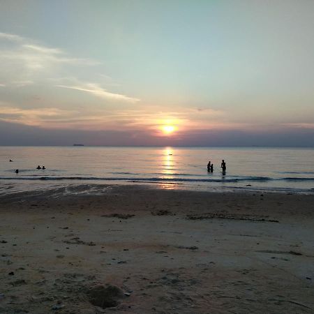 Family Beach Condo Pd At Cocobay Resort Condominium Port Dickson Esterno foto