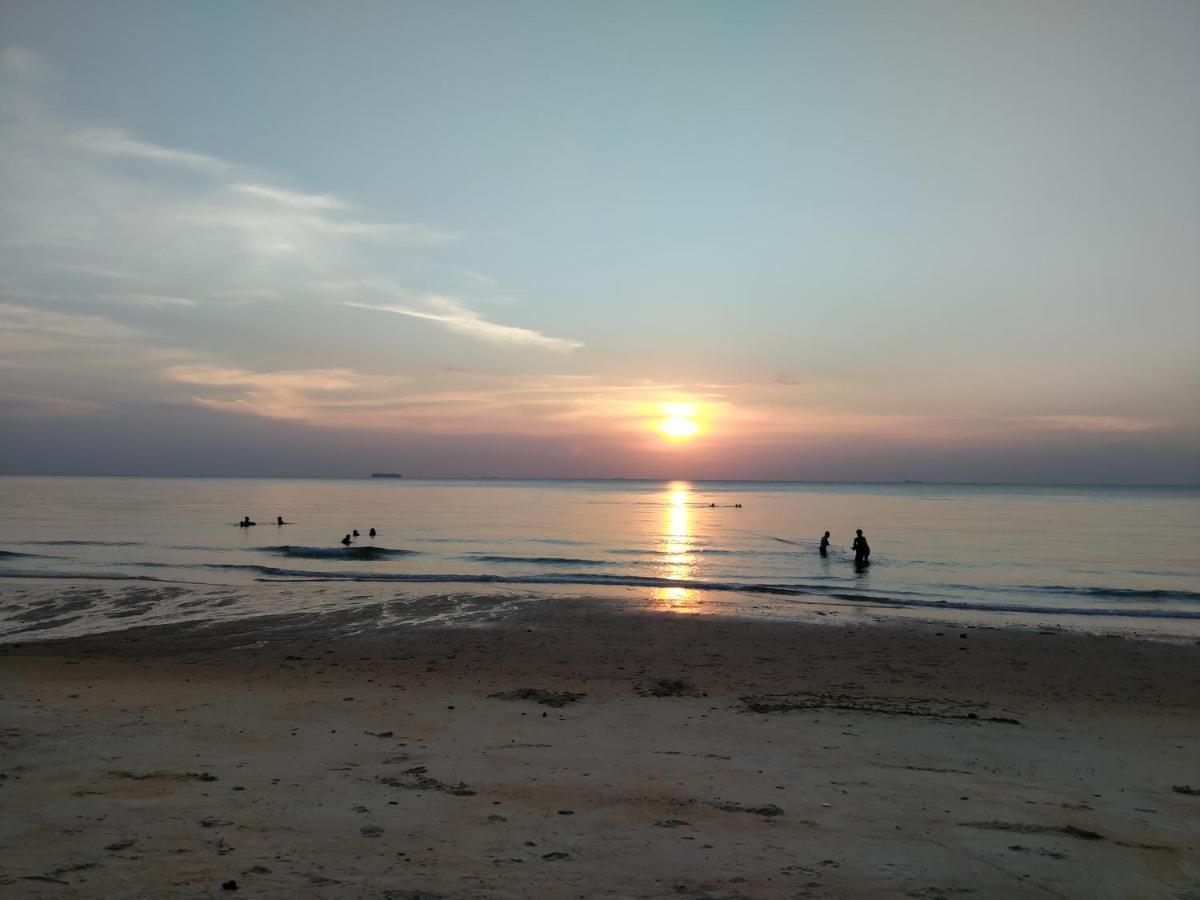 Family Beach Condo Pd At Cocobay Resort Condominium Port Dickson Esterno foto